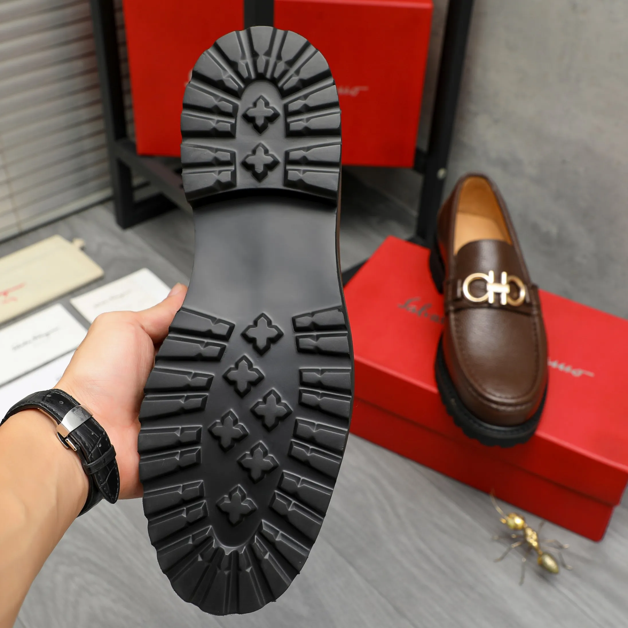 Men's shoes 💰442 Product trademark: Ferragamo "Ferragamo" business formal leather shoes Regular size: 38-46 (45.46 is custom-made and non-returnable) Product materials: Selected small pebbled cowhide upper, cowhide lining, non-slip rubber outsole